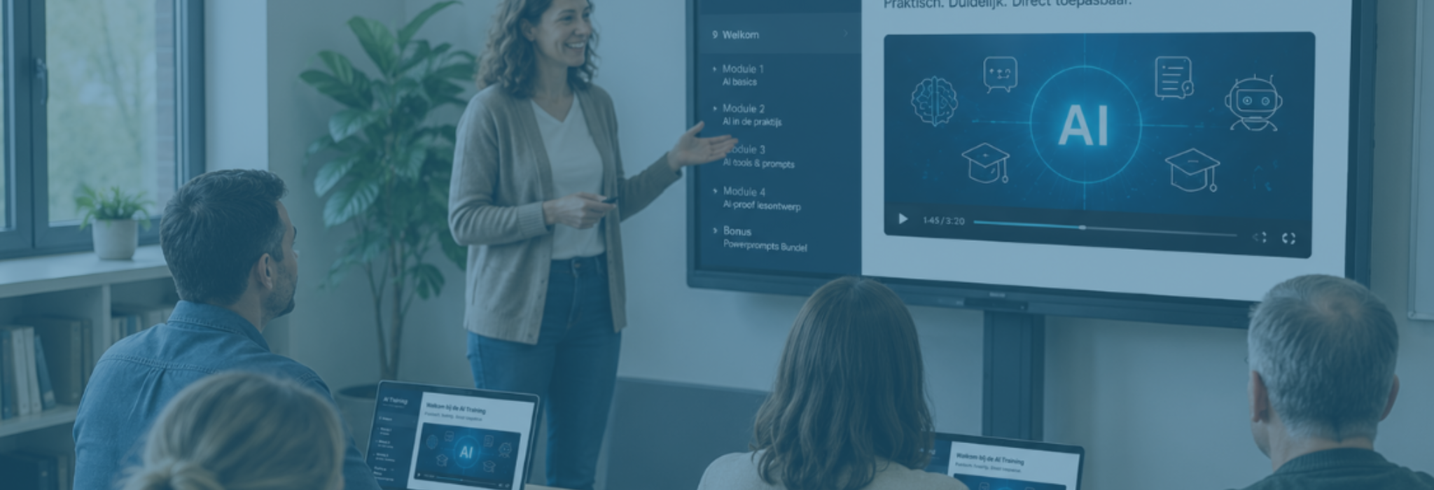 Docenten volgen een interactieve AI-training op school waarbij zij leren werken met AI-tools zoals ChatGPT voor lesvoorbereiding, differentiatie en AI-geletterdheid.